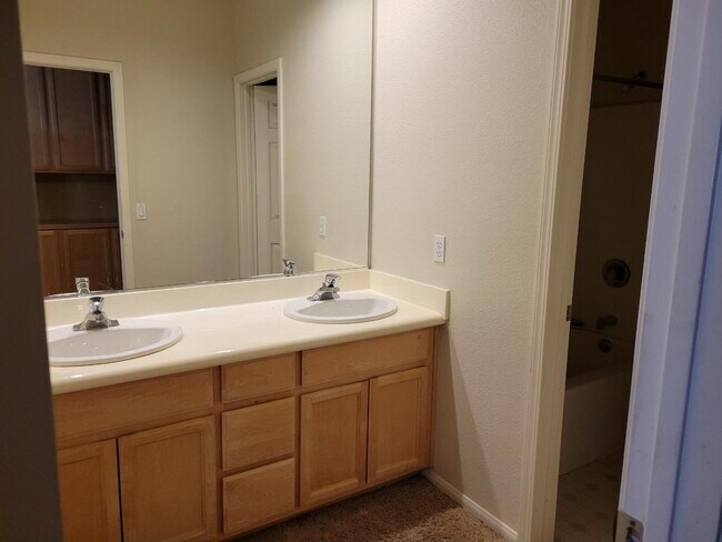 Building Photo - 1594 Dawnview Dr