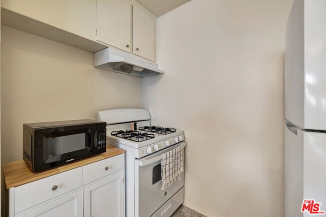 Building Photo - 4035 Inglewood Blvd