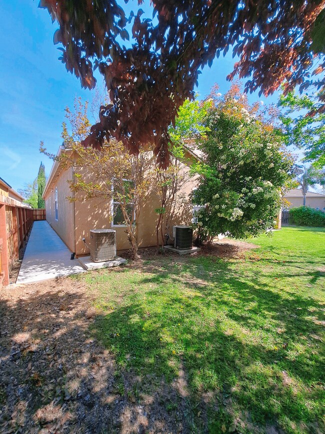 Building Photo - Move-in Special: Half Off the 1st Month's Rent – Charming 4 Bedroom House To Call Home!