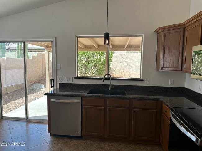 Building Photo - 4634 E Grovers Ave