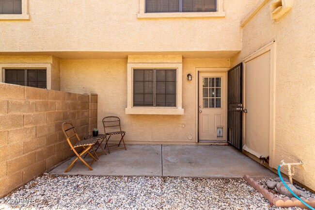Building Photo - 921 W University Dr