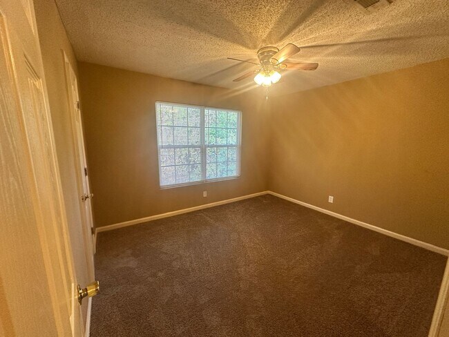 Building Photo - 2BD/1.5B Apartment in Adel