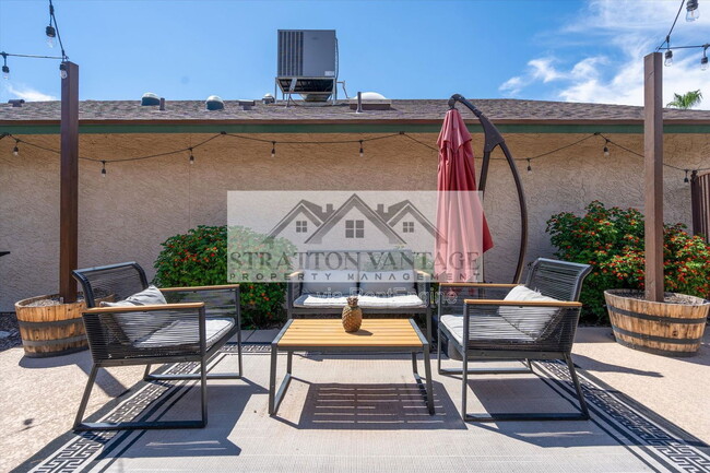 Building Photo - 2142 S Las Palmas