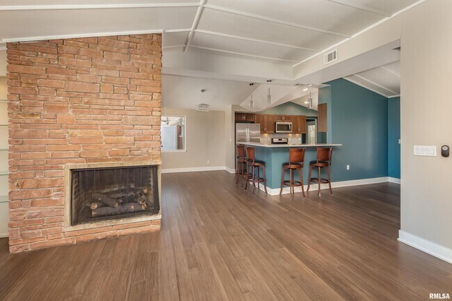 Building Photo - 4640 5th Ave