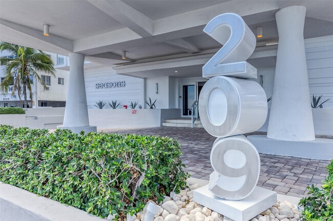 Building Photo - 209 N Fort Lauderdale Beach Blvd