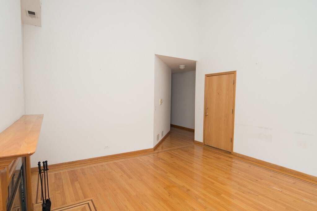 Building Photo - 2247 W Diversey Ave