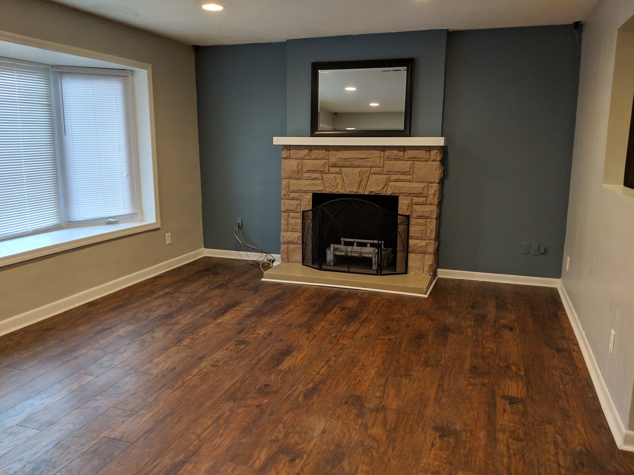 Building Photo - 931 Willowdale Ave