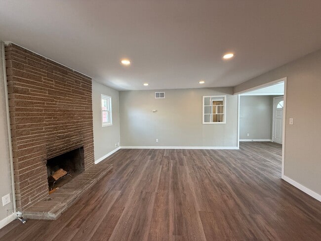 Building Photo - Centrally Located Single Story Updated Home