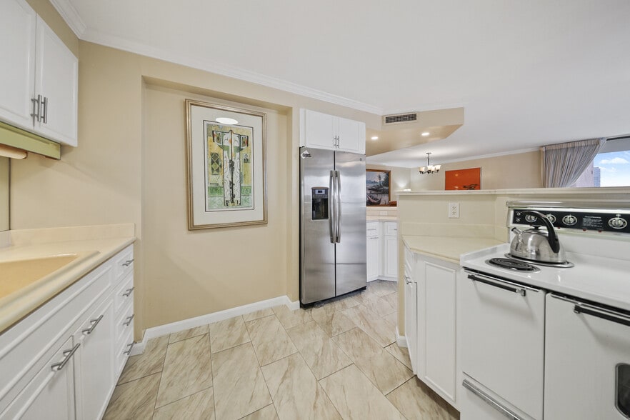 Building Photo - 1910 Ala Moana Blvd.