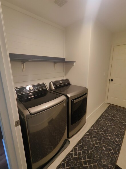 Building Photo - 955 Pheasant Ct