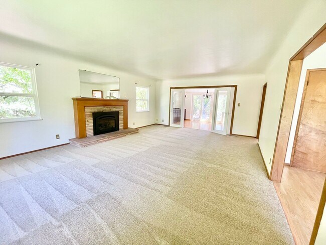 Building Photo - $3,900/month – Rare Country Feel on an Expansive Lot in One of Santa Rosa's Desirable Neighborhoods!