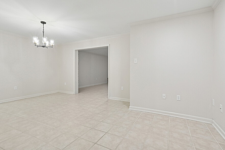 Dining - 11461 Gator Ln