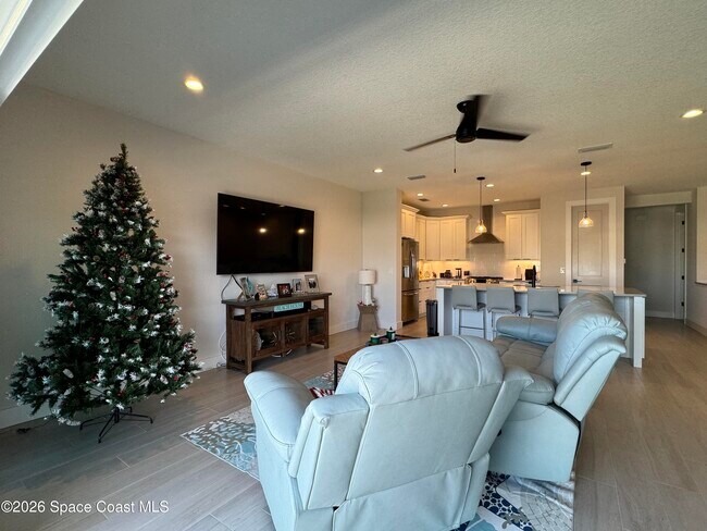 Building Photo - 223 6th Ave