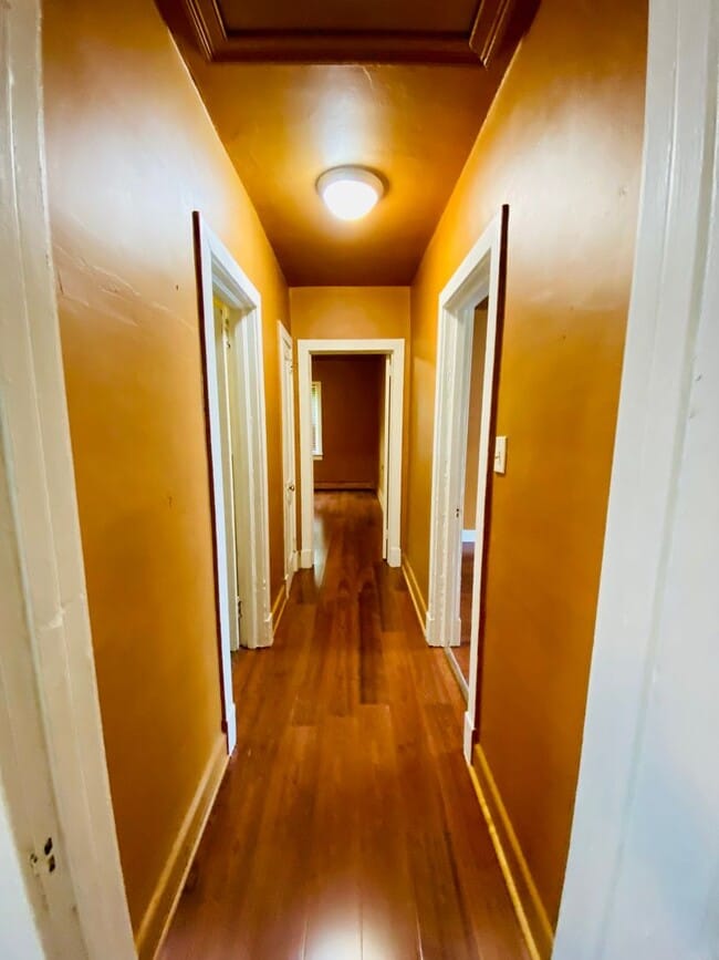 Building Photo - Adorable 2bdrm/1bth Bungalow Conveniently ...