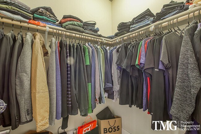 Building Photo - Spacious 4 BD Home with Private Backyard &...