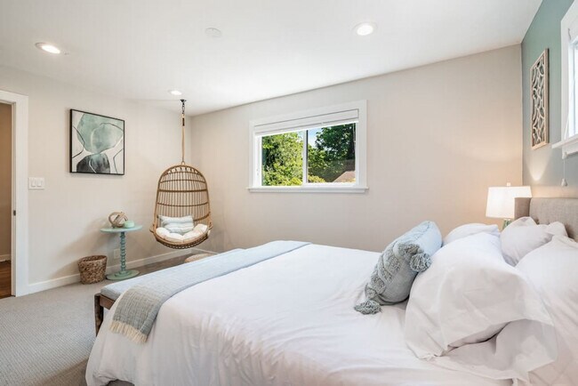 Building Photo - 6404 47th Ave SW