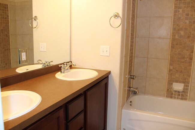 Building Photo - Beautiful 2 Bedroom Townhome