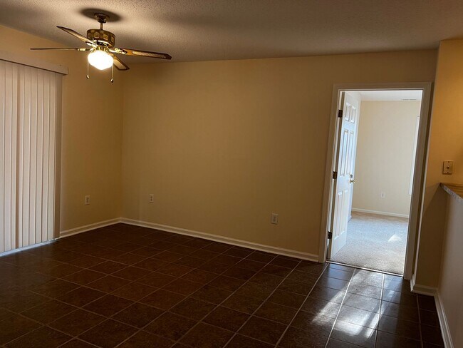 Building Photo - Town home located in Greenville