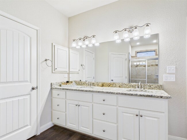 Building Photo - Oaks Of Windcrest Home
