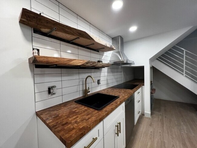 Building Photo - BRAND NEW town home in the center of it all