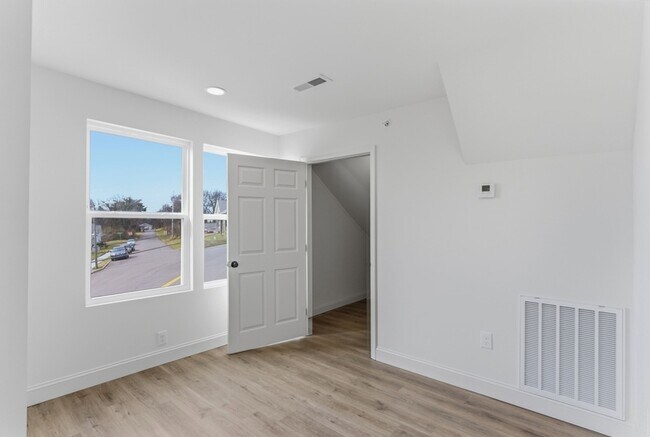 Building Photo - 2303 Parkview Ave