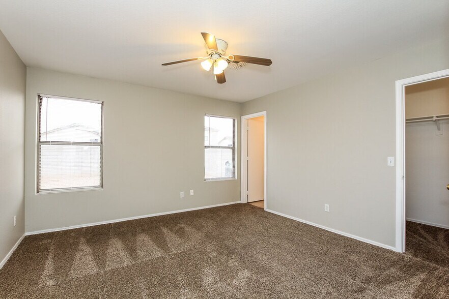 Building Photo - 11509 W Bloomfield Rd