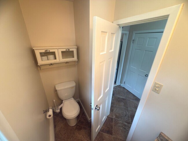 Building Photo - Charming 3-Bedroom Home + Bonus Room in Prime Niskayuna Location!