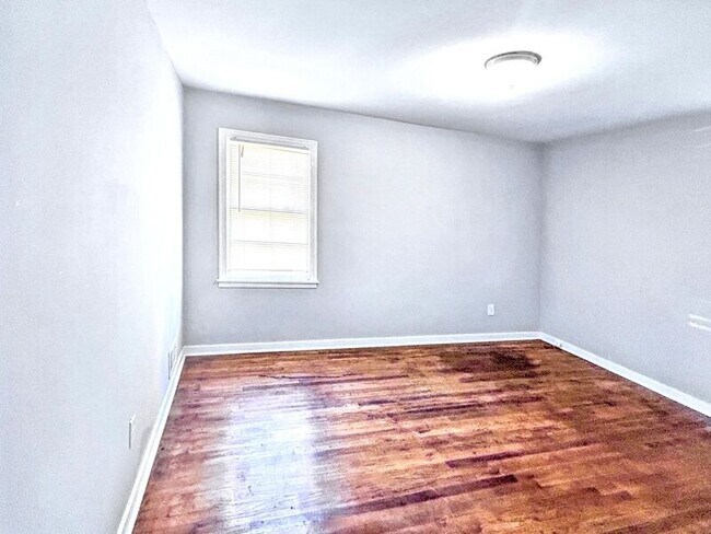 Building Photo - 1601 1st St S