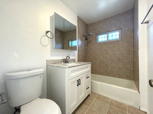 Building Photo - 439 W Buckthorn St