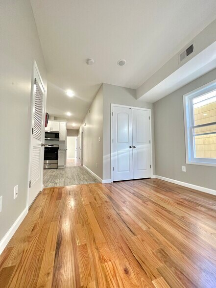 Building Photo - 154 Garside St