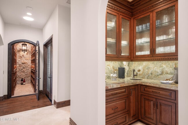 Building Photo - 4358 Cresthaven Dr