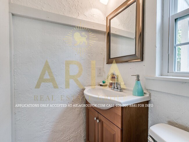 Building Photo - Adorable Remodeled 1 Bed/1 Bath Cottage! C...