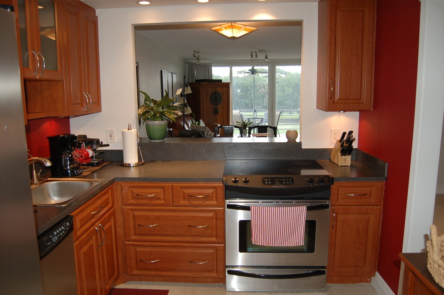 Building Photo - 575 Oaks Ln