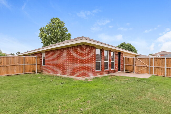 Building Photo - 605 Canyon Pl