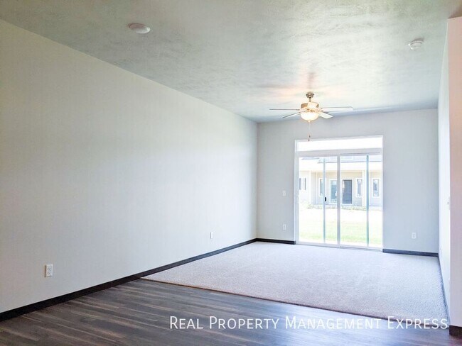 Building Photo - 3 Bedroom 2.5 Bathroom Townhome w/ Attache...