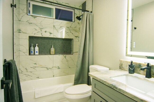 Building Photo - New modern studio with one bath