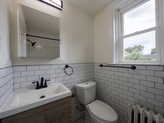 Bathroom | Folcroft Courts - Folcroft Courts Apartments