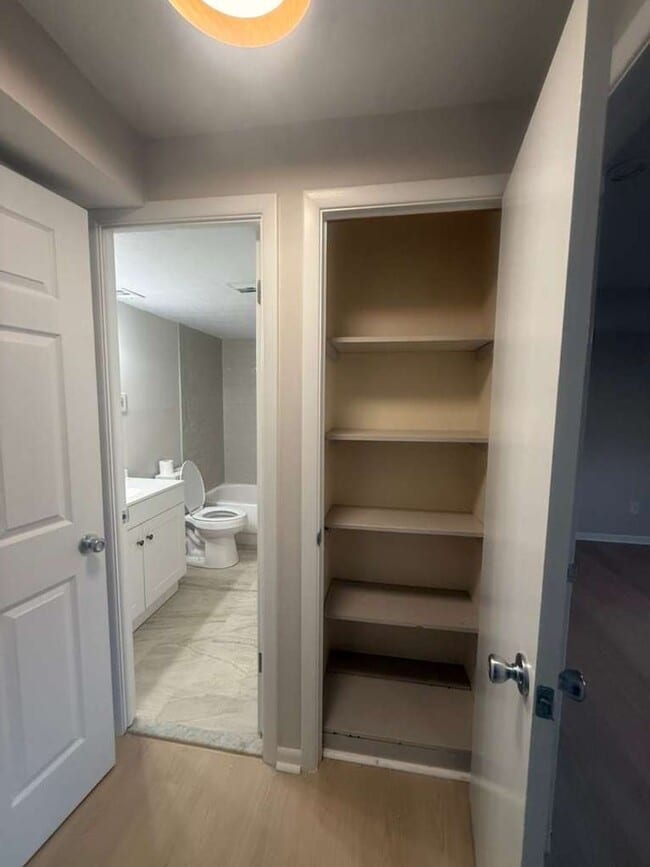 Building Photo - Updated Rocky River Condo – 1 Bed, 1 Bath in Prime Location Near Shopping & Lake Erie