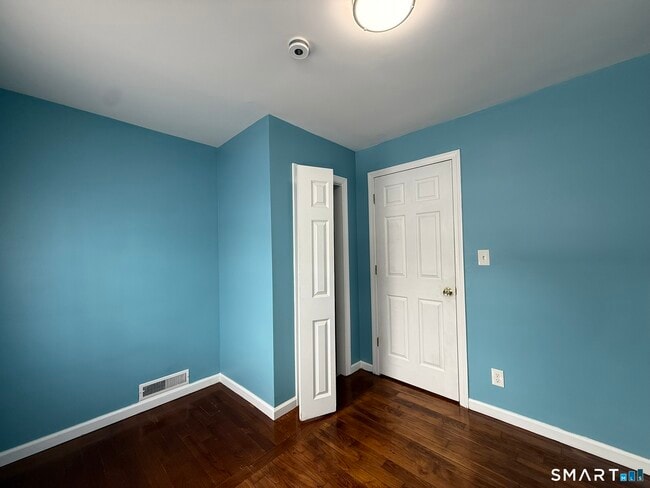 Building Photo - 22 Higbie Dr