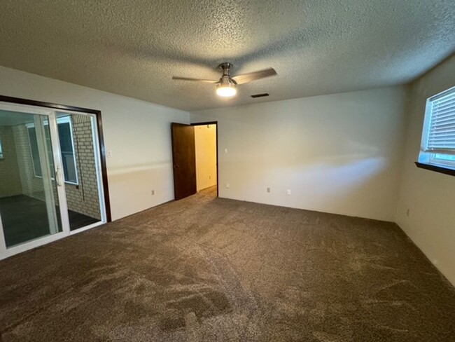 Building Photo - Comfy & Spacious 3 Bed Home! Mesa School D...