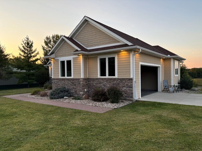 Building Photo - 220 Meadow Woods Dr