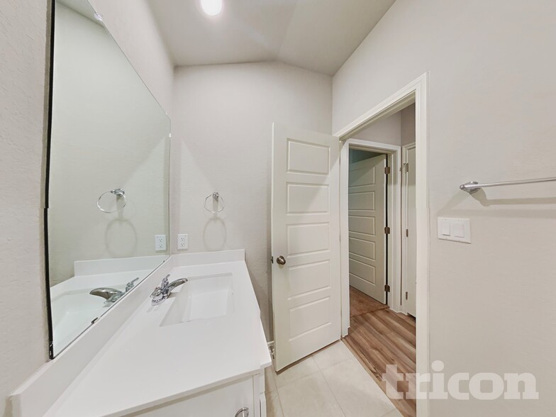 Building Photo - 13618 Paxton Blvd