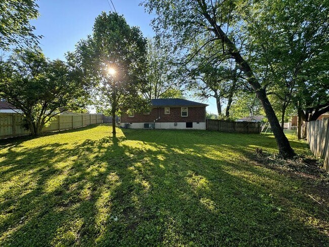 Building Photo - 105 Aster Pl
