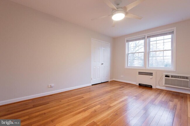 Building Photo - 202 N George Mason Dr