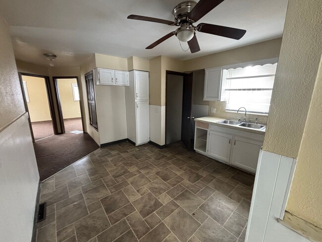 Building Photo - 3 Bedroom House