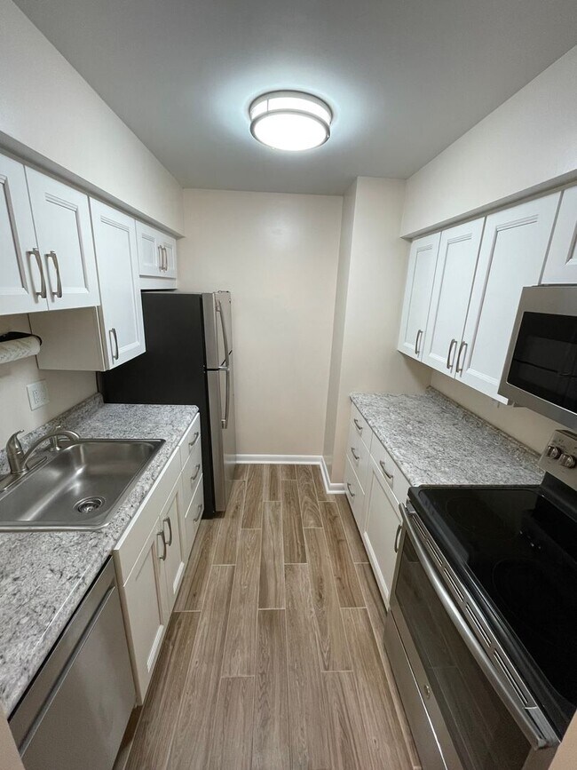 Building Photo - Cozy 1 Bedroom in a Quiet Building in Emsworth!