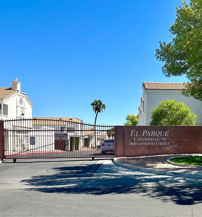 Building Photo - El Parque Condo