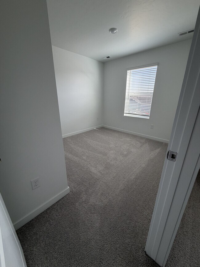 Building Photo - 273 Lightning Ave