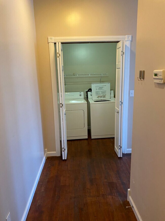 Building Photo - 2 bed 2 bath industrial style apartment *Short Term Rental*