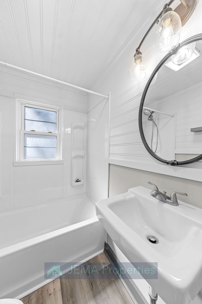 Building Photo - 503 E 8th St